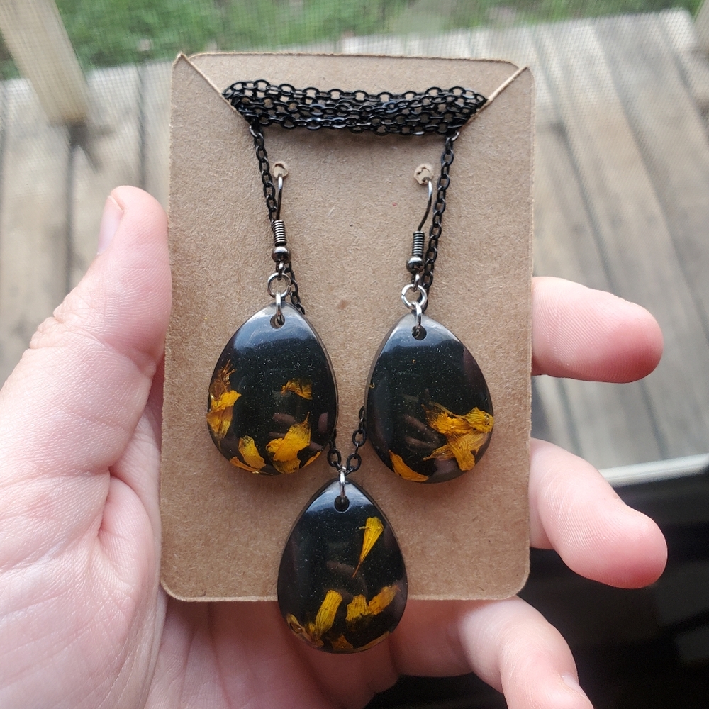 Black sparkle backdrop with orange flower petals earring and necklace set